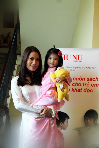 Trương Ngọc Ánh dạy con bài học nhân ái - 15 Cô bé trông rất chững chạc, dễ thương trong tà áo dài