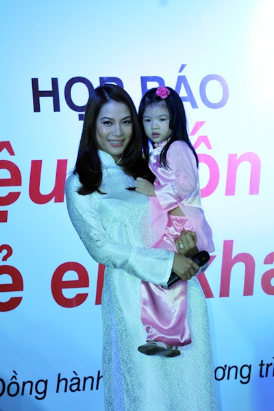 Trương Ngọc Ánh dạy con bài học nhân ái - 2 Hai mẹ con Trương Ngọc Ánh đã không quản ngại mưa gió để kịp đến tham gia chương trình