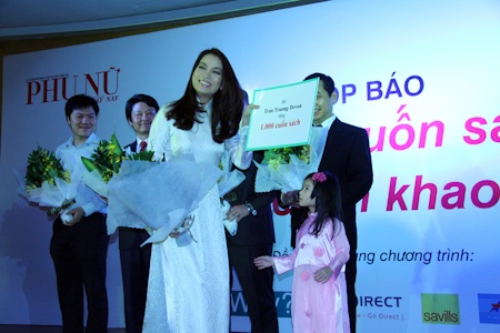 Trương Ngọc Ánh dạy con bài học nhân ái - 4 Bé Bảo Tiên cũng tặng riêng 1.000 cuốn sách cho chương trình