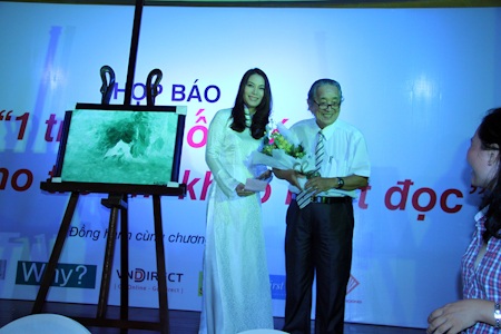 Trương Ngọc Ánh dạy con bài học nhân ái - 7 Ngoài ra, chương trình còn đấu giá bức tranh của nhà báo Đỗ Hương nhằm thu tiền cho quỹ từ thiện