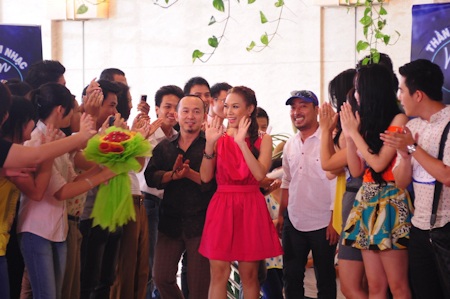 Vietnam Idol 2012 trở lại với nhiều cảm xúc - 4 Các vị giám khảo được chào đón nhiệt liệt