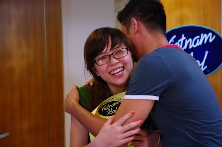 Vietnam Idol 2012 trở lại với nhiều cảm xúc - 8 MC Huy Khánh chia sẻ niềm vui với thí sinh.