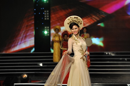 Thí sinh Hoa hậu Việt Nam duyên dáng trong tà áo dài - 2 Bình Yên