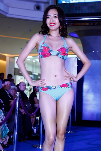 Ngọc Oanh và các thí sinh trình diễn áo tắm