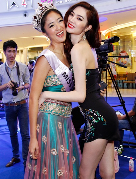 Chụp hình lưu niệm với người đẹp Singapore.