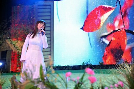 Mỹ Tâm đằm thắm với Chuyện tình không suy tư - 8 Ánh Tuyết hát Nỗi buồn hoa phượng của cố nhạc sĩ Thanh Sơn.