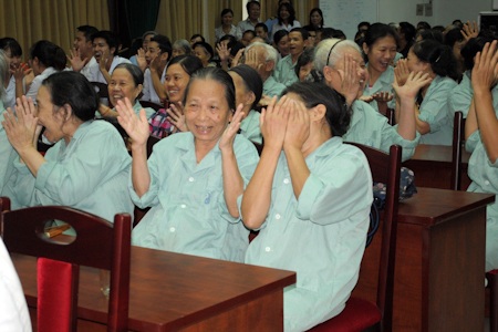 Trọng Tấn – Anh Thơ trở lại và hát trong... bệnh viện - 3 Các bệnh nhân sẽ có những giây phút tạm quên đi nỗi lo bệnh tật bằng âm nhạc