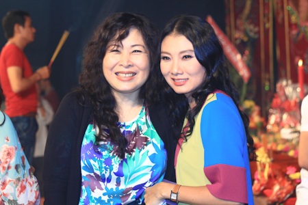 Sân khấu cần những thế hệ trẻ kế tục - 1 NSND Hồng Vân dẫn đầu đoàn sân khấu kịch Hồng Vân đến tham gia lễ giỗ tổ cùng sân khấu 5B