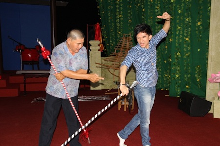 Cẩm Ly, Đan Trường, Đàm Vĩnh Hưng hăng say diễn... tuồng - 1 Đan Trường luyện tập rất chăm chỉ