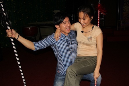 Cẩm Ly, Đan Trường, Đàm Vĩnh Hưng hăng say diễn... tuồng - 12 Đan Trường: Nhìn nhỏ con vậy thôi mà cũng nặng ghê