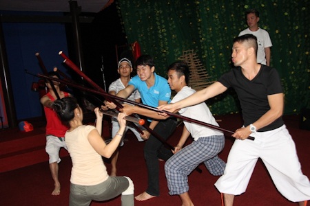 Cẩm Ly, Đan Trường, Đàm Vĩnh Hưng hăng say diễn... tuồng - 15 Để diễn tốt vở tuồng cổ, các nghệ sĩ phải luyện tập rất vất vả