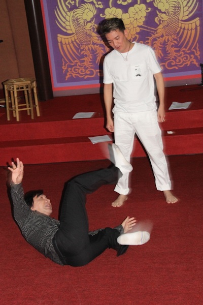 Cẩm Ly, Đan Trường, Đàm Vĩnh Hưng hăng say diễn... tuồng - 7 Kim Tử Long chính là người uốn nắn cho các nghệ sĩ từng chút một