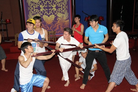 Cẩm Ly, Đan Trường, Đàm Vĩnh Hưng hăng say diễn... tuồng - 18 Đàm Vĩnh Hưng dù rất bận nhưng vẫn dành thời gian tập luyện kỹ lưỡng