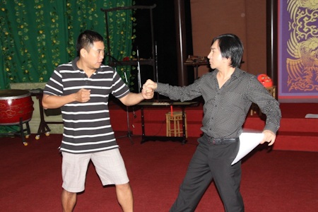 Cẩm Ly, Đan Trường, Đàm Vĩnh Hưng hăng say diễn... tuồng - 8 Kim Tử Long chính là người uốn nắn cho các nghệ sĩ từng chút một