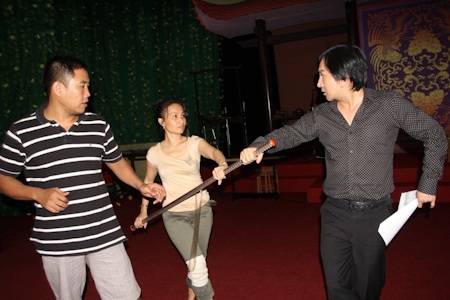 Cẩm Ly, Đan Trường, Đàm Vĩnh Hưng hăng say diễn... tuồng - 9 Kim Tử Long chính là người uốn nắn cho các nghệ sĩ từng chút một