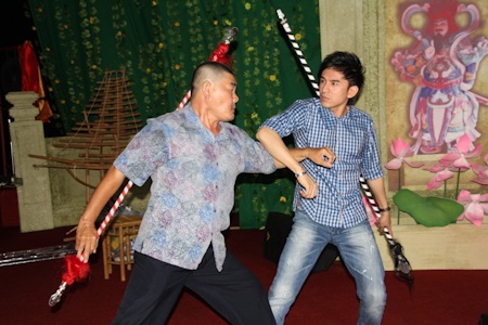 Cẩm Ly, Đan Trường, Đàm Vĩnh Hưng hăng say diễn... tuồng - 2 Đan Trường luyện tập rất chăm chỉ