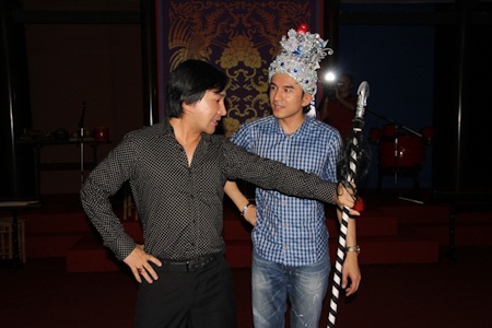 Cẩm Ly, Đan Trường, Đàm Vĩnh Hưng hăng say diễn... tuồng - 6 Kim Tử Long chính là người uốn nắn cho các nghệ sĩ từng chút một