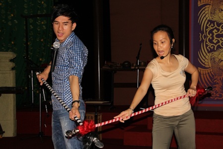 Cẩm Ly, Đan Trường, Đàm Vĩnh Hưng hăng say diễn... tuồng - 10 Đan Trường: Nhìn nhỏ con vậy thôi mà cũng nặng ghê