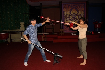 Cẩm Ly, Đan Trường, Đàm Vĩnh Hưng hăng say diễn... tuồng - 11 Đan Trường: Nhìn nhỏ con vậy thôi mà cũng nặng ghê