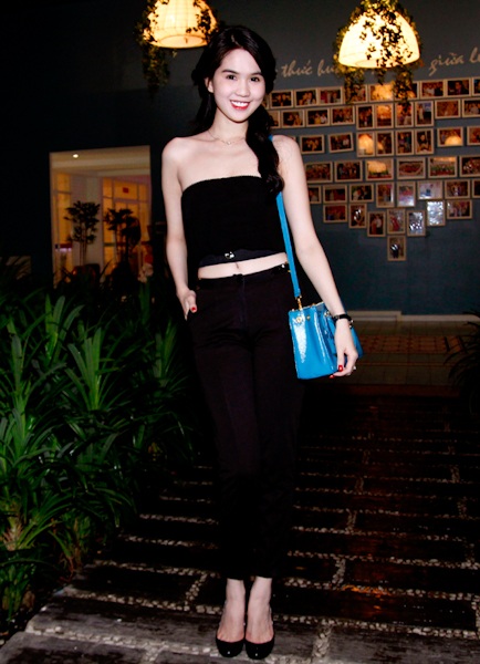 Ngọc Trinh cũng tới chúc mừng Ngọc Oanh