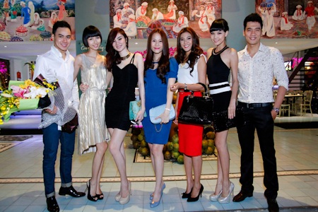 Mọi người đều chúc mừng cho thành công mới của Ngọc Oanh.