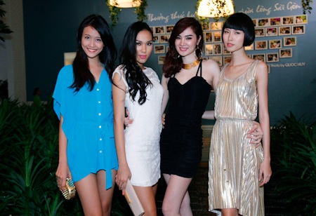 Bữa tiệc có sự tham gia của các người mẫu trẻ trong cùng công ty