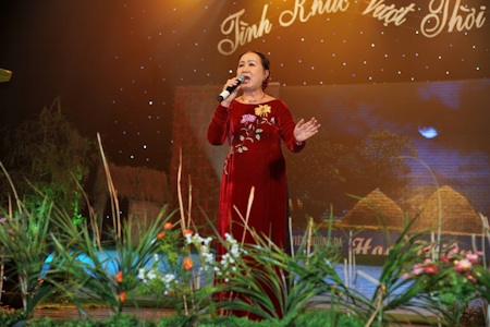 NSƯT Hồng Vân hát Mộng dưới hoa