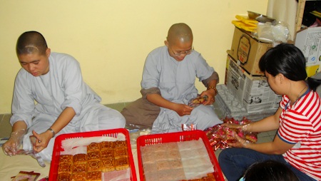 Bánh trung thu đều do các nhà sư tự tay làm lấy