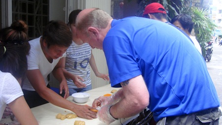 Nhóm thiện nguyện còn có sự xuất hiện của những thành viên người nước ngoài.