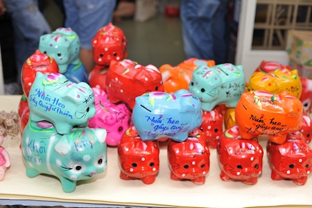 Trang Trần nuôi heo làm từ thiện