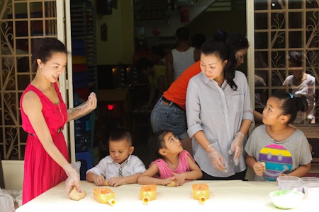 Trang Trần lang thang tặng bánh trung thu - 2 Các nghệ sĩ cùng tự tay làm bánh Trung thu.