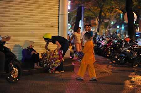 Trang Trần lang thang tặng bánh trung thu - 7 Sau khi làm xong bánh, các thành viên trong nhóm toả đi khắp các hướng để tặng quà