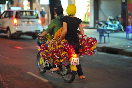Trang Trần lang thang tặng bánh trung thu - 8 Sau khi làm xong bánh, các thành viên trong nhóm toả đi khắp các hướng để tặng quà