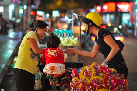 Trang Trần lang thang tặng bánh trung thu - 9 Món quà ý nghĩa đến với những đứa trẻ nghèo