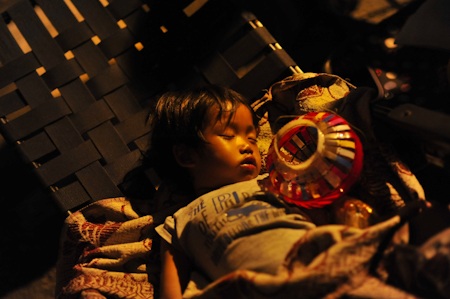 Trang Trần lang thang tặng bánh trung thu - 10 Món quà ý nghĩa đến với những đứa trẻ nghèo