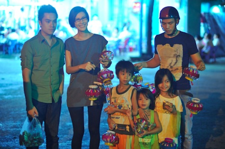 Trang Trần lang thang tặng bánh trung thu - 11 Thanh Hoài, Thái Dũng và các thành viên trong nhóm