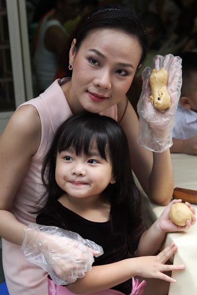 Trang Trần lang thang tặng bánh trung thu - 4 Dương Yến Ngọc và con gái Doanh Doanh