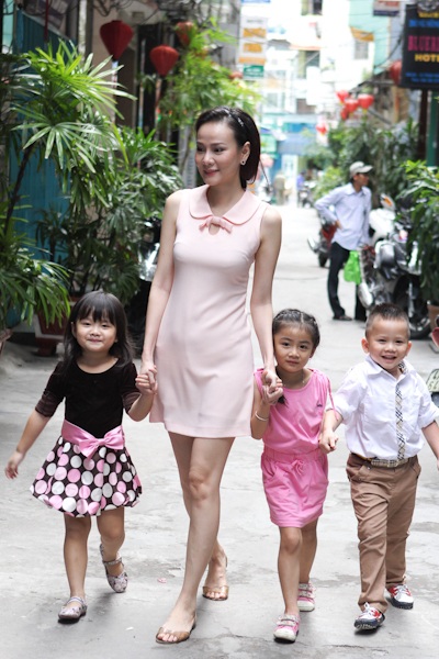 Trang Trần lang thang tặng bánh trung thu - 6 Với những hoạt động này, các nghệ sĩ hi vọng các con sẽ học được thêm những bài học ý nghĩa