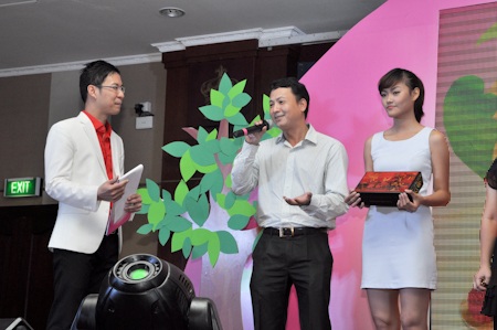 Thiệu Ánh Dương tham gia đấu giá bánh trung thu