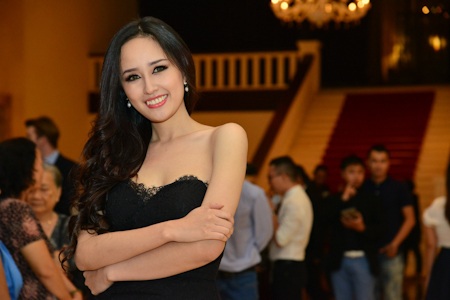 Hồng Nhung đội... vương miện đi xem thời trang - 6 Ngô Thanh Vân sành điệu với jumpsuit khoe lưng tông màu đen và đỏ.