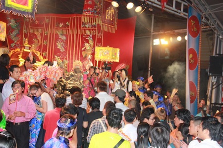 Nghệ sĩ tri ân ngày giỗ tổ - 17 Rất đông nghệ sĩ tới tham gia lễ giỗ tổ