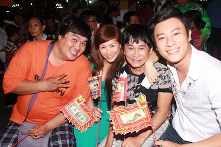 Nghệ sĩ tri ân ngày giỗ tổ - 12 Lễ giỗ tổ còn là dịp để các nghệ sĩ có thể gặp gỡ, hàn huyên