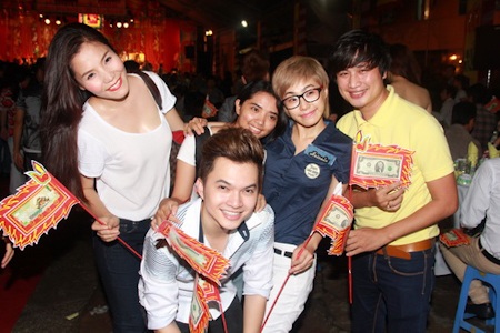 Nghệ sĩ tri ân ngày giỗ tổ - 13 Lễ giỗ tổ còn là dịp để các nghệ sĩ có thể gặp gỡ, hàn huyên