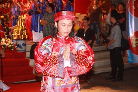 Nghệ sĩ tri ân ngày giỗ tổ - 7 Hoài Linh làm chủ lễ thành tâm trước tổ nghiệp