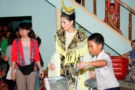 Trang Trần đội mưa làm Chị Hằng - 12 Trời mưa khá to trong đêm nên Trang Trần phải chỉnh áo mưa cho các em trước khi ra về