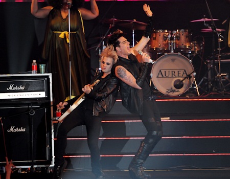 Trong đêm diễn, a