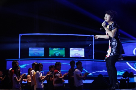 Hoàng Quyên "hát như lên đồng" - 7 Bảo Trâm mở đầu với Hoa lài màu xanh