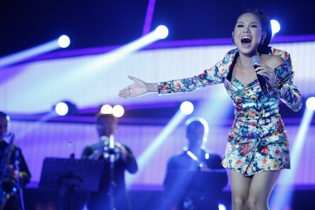 Hoàng Quyên "hát như lên đồng" - 10 Hoàng Quyên rất thành công với Đừng buồn phiền