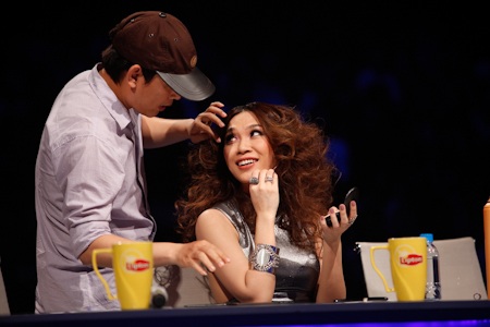 Hoàng Quyên "hát như lên đồng" - 11 Tranh thủ trong giờ nghỉ, Mỹ Tâm được chuyên gia trang điểm chỉnh sửa lại