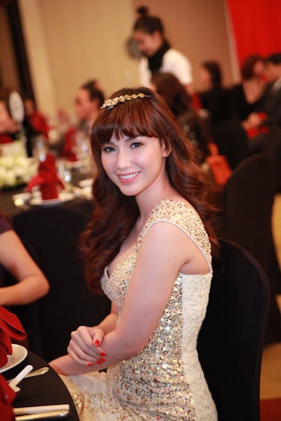 Hùng Cửu Long lịch lãm đi dự tiệc - 3 Quỳnh Chi gợi cảm hơn sau khi sinh em bé.